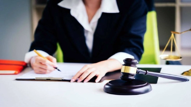 بهترین وکیل زن در تبریز چه ویژگی‌هایی دارد؟